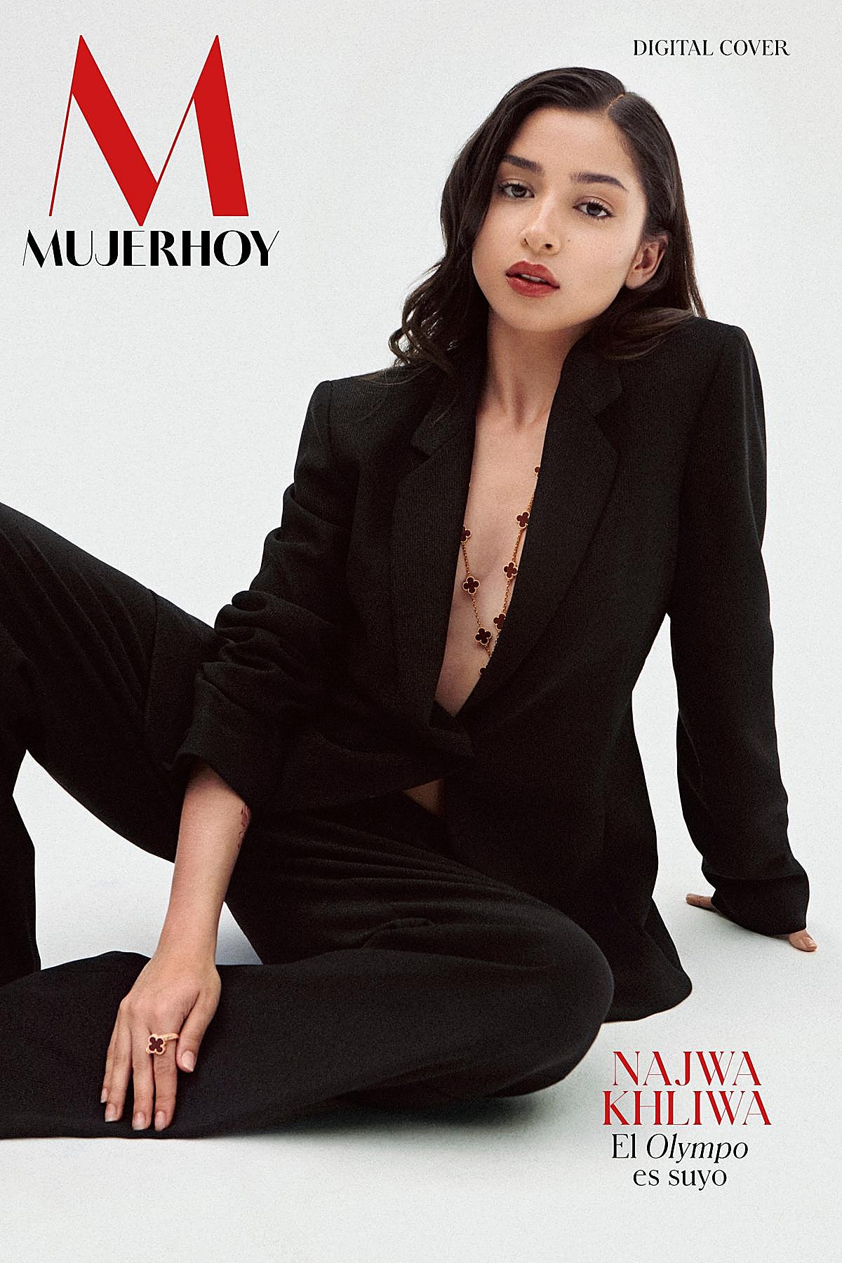 Najwa lleva traje de chaqueta y pantalón de Emporio Armani, collar de oro amarillo y cornalina y anillo de oro rosa y cornalina, ambos de Van Cleef & Arpels. En el maquillaje: máscara de pestañas Diorshow Overvolume y paleta de polvos iluminadores Dior Backstage Face Glow Palette 001.