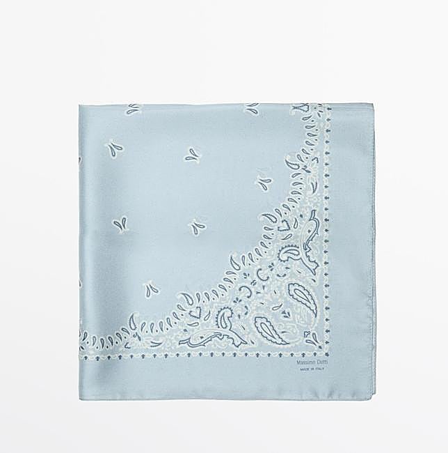 Pañuelo con estampado en azul claro de Massimo Dutti.