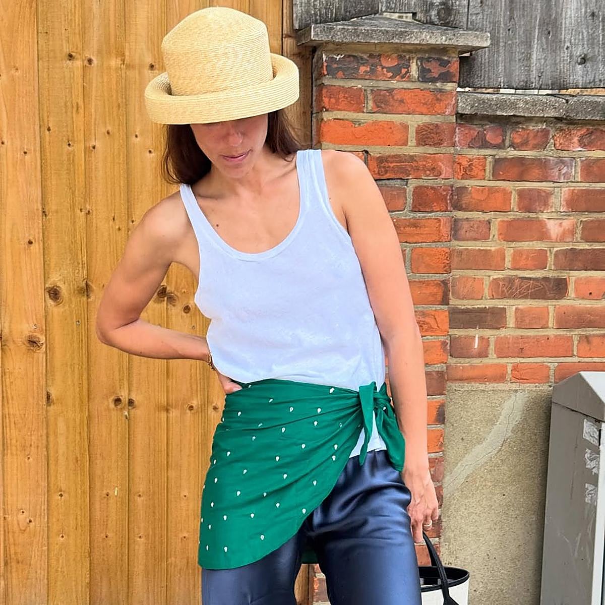 Los pañuelos son los nuevos accesorios que decoran pantalones y faldas.