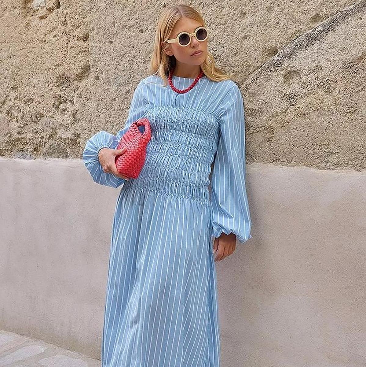 Influencer con vestido elástico nido de abeja