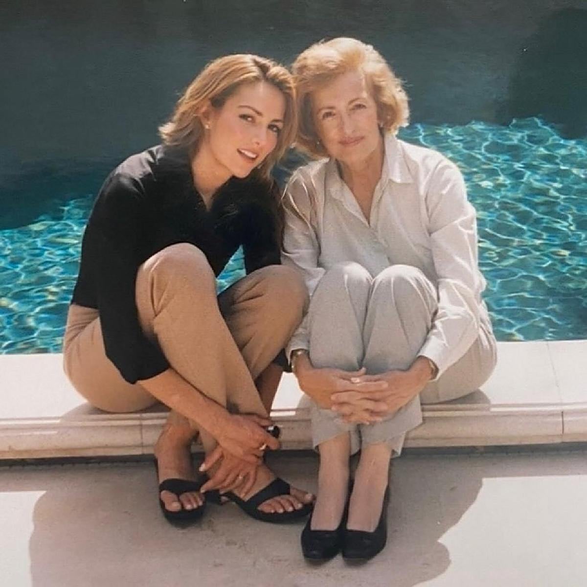 Adriana Abascal en una imagen de sus redes junto a su madre, Nieves.