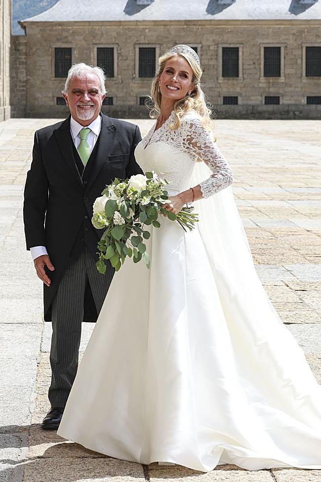 Angie completó su look de boda con joyas de diamantes.