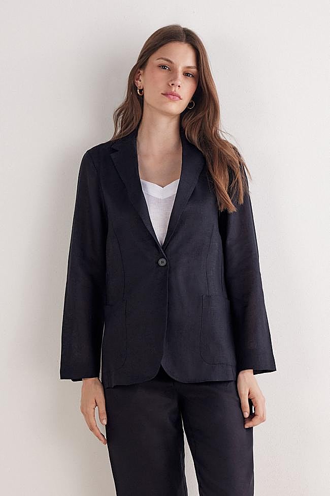 Blazer de color negro y tejido de lino de Intimissimi.