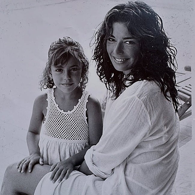 Raquel Revuelta en una foto con su hija Claudia de pequeña.