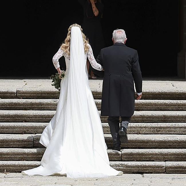 El vestido de novia tenía cola redonda.