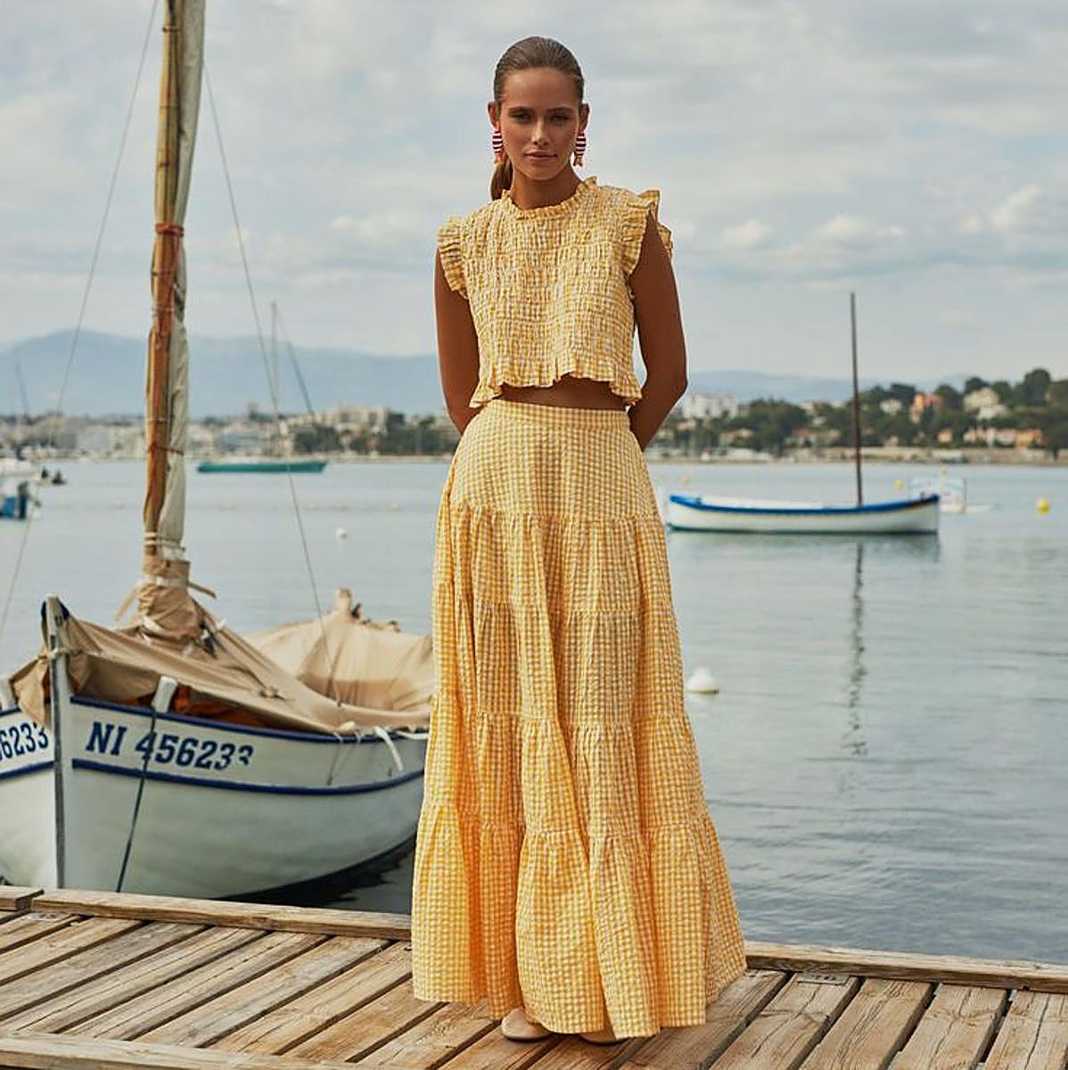 Influencer con conjunto de verano