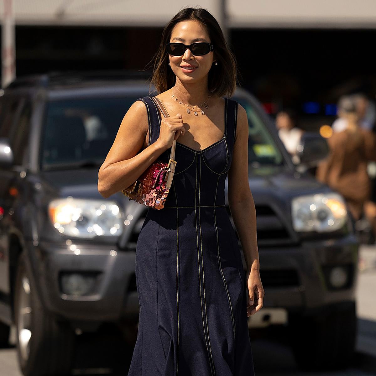 Mujer con look denim de verano