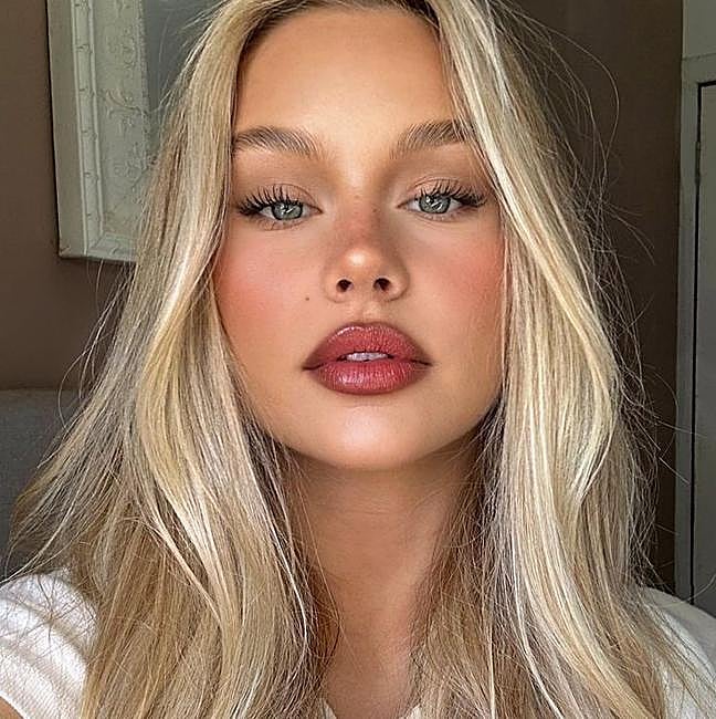 Influencer con tendencia lip contour