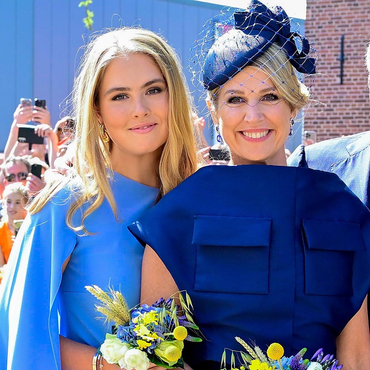 Amalia y Máxima de Holanda con looks en color azul.