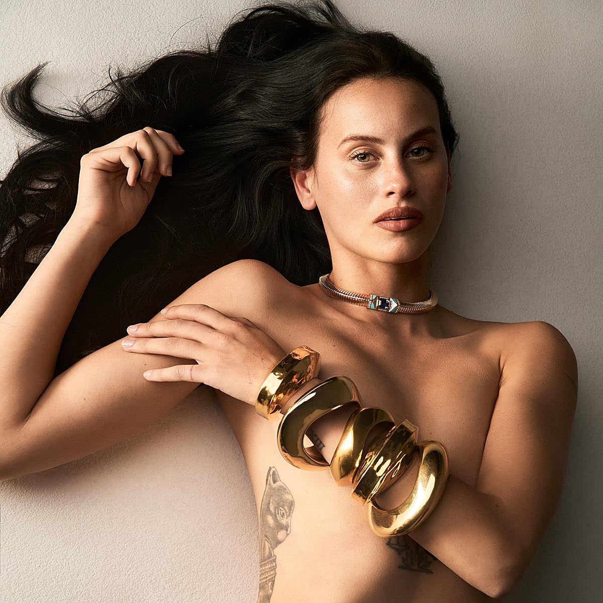 Milena Smit lleva top de encaje y brazalete de Saint Laurent by Anthony Vaccarello y pendientes de B.Zero1 de oro rosa y diamantes de Bulgari.