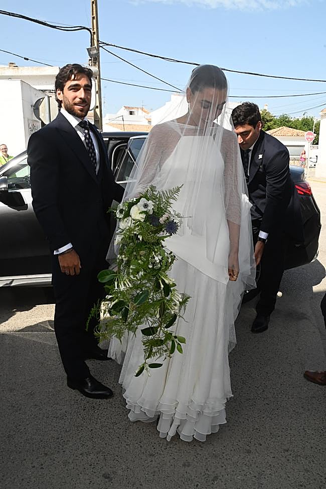 Claudia Ula llegando a la iglesia de Nuestra Señora del Carmen, ubicada en Zahara de los Atunes.