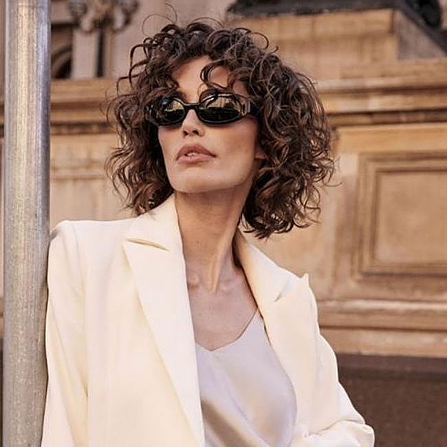 Modelo con corte de pelo bob face framing