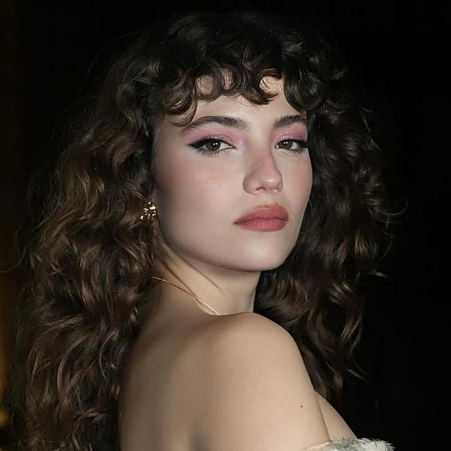 Gabriela Andrada con corte de pelo rizado con micro flequillo