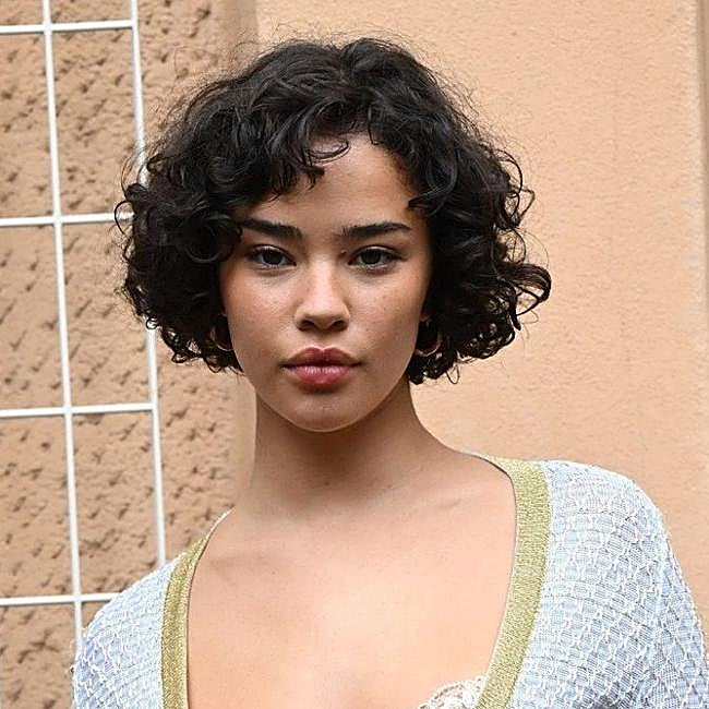 Modelo con corte de pelo rizado bob corto