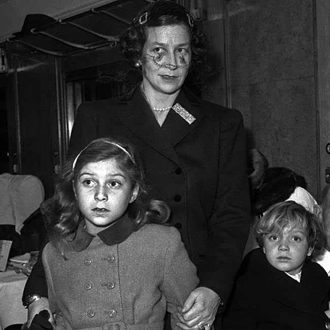 Eugenia de Grecia, junto a sus hijos Tatiana y Jorge Radziwill.