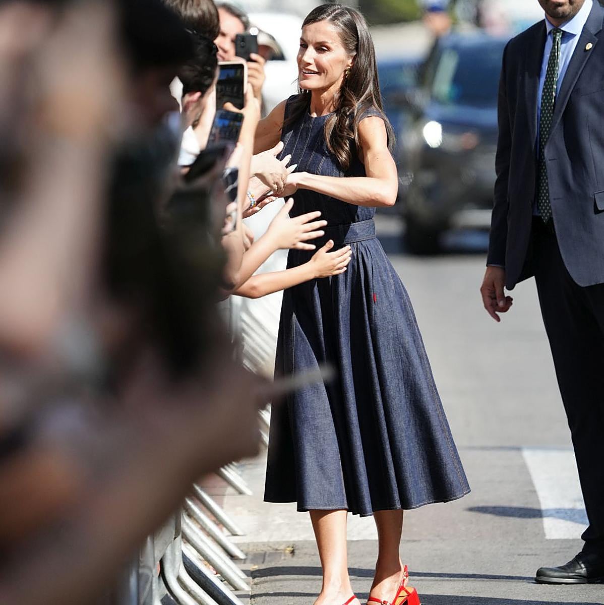 La reina Letizia durante su visita a la localidad barcelonesa de Badia del Vallès.