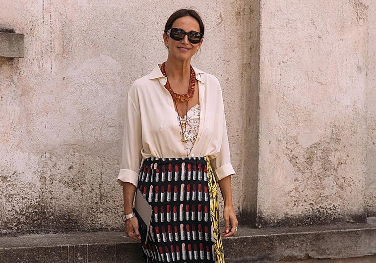 Mujer con look de verano elegante