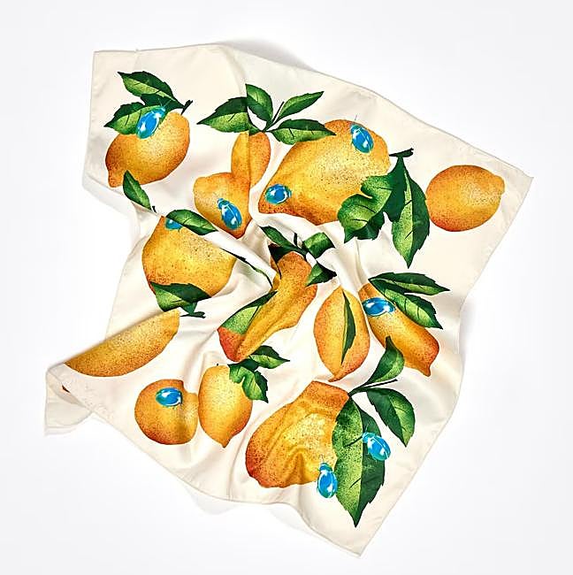 Pañuelo seda limones y escarabajos (85€ en El Corte Inglés)