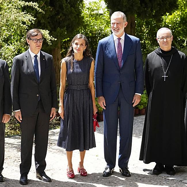 Los reyes junto a las autoridades en su visita al Monasterio de Montserrat.