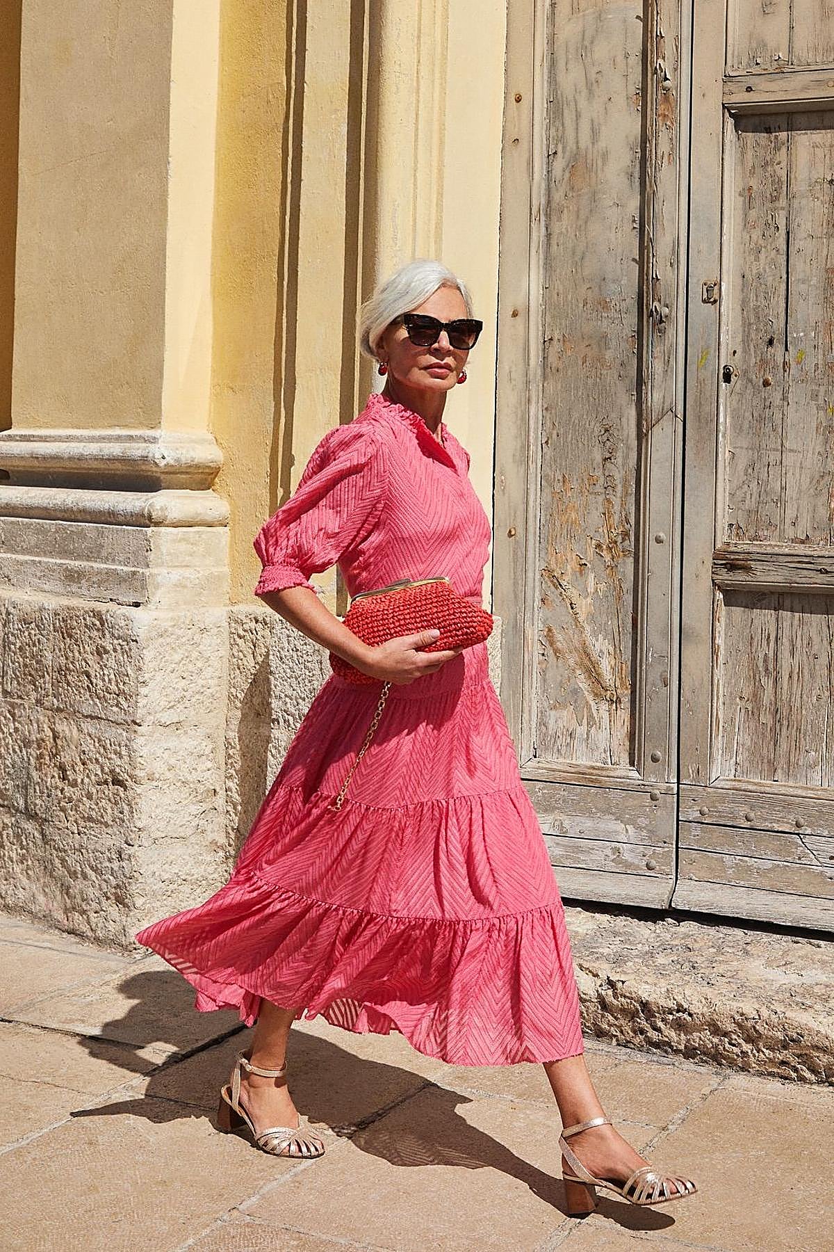 Influencer mayor de 50 con sandalias de tacón ancho