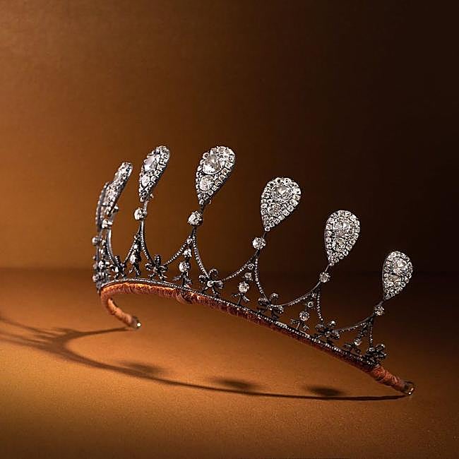 La tiara Radziwill fue vendida en la casa de subastas Hindman de Chicago.