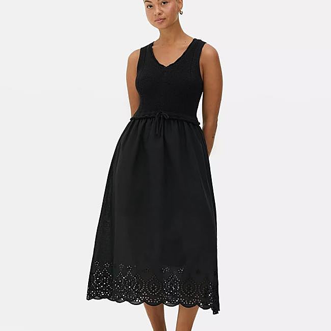 Vestido negro con perforados