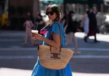 Influencer con vestido de verano cómodo