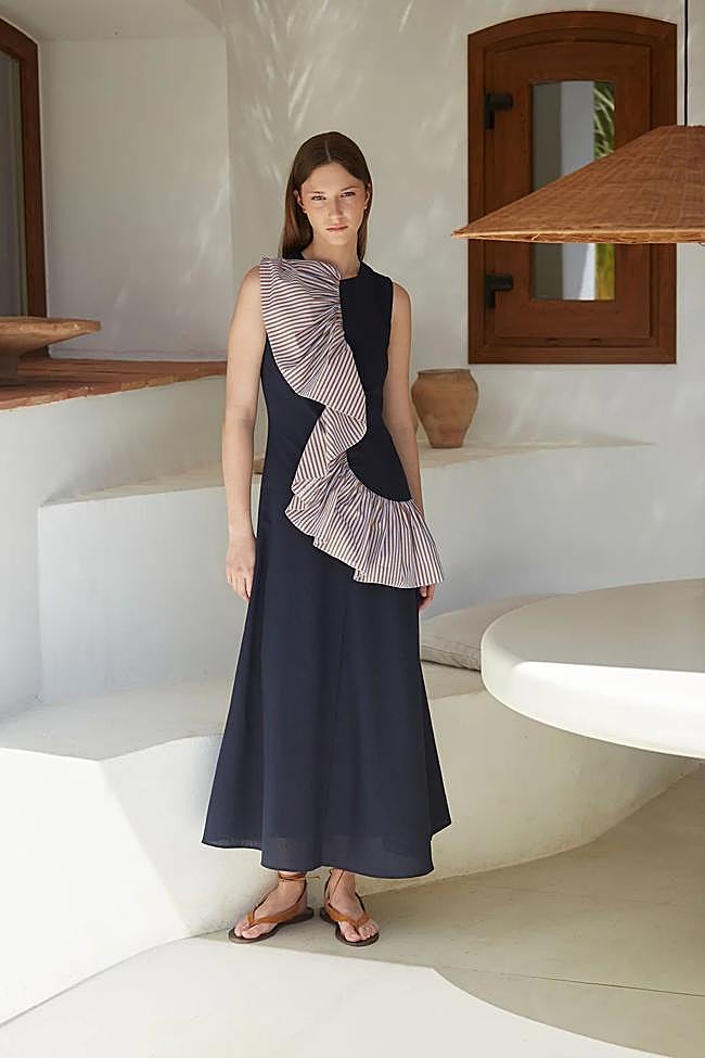 Vestido midi con detalle de volantes de Coosy.