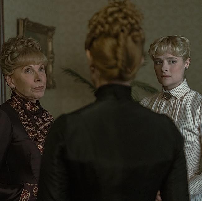 Christine Baranski y Louisa Jacobson en una imagen de la tercera temporada de La edad dorada.