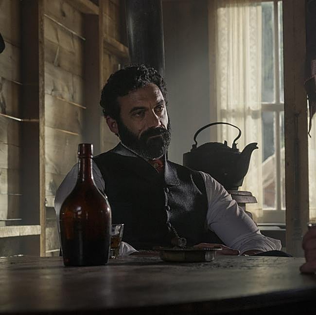 Morgan Spector es George Russell, un poderoso empresario, en La edad dorada.