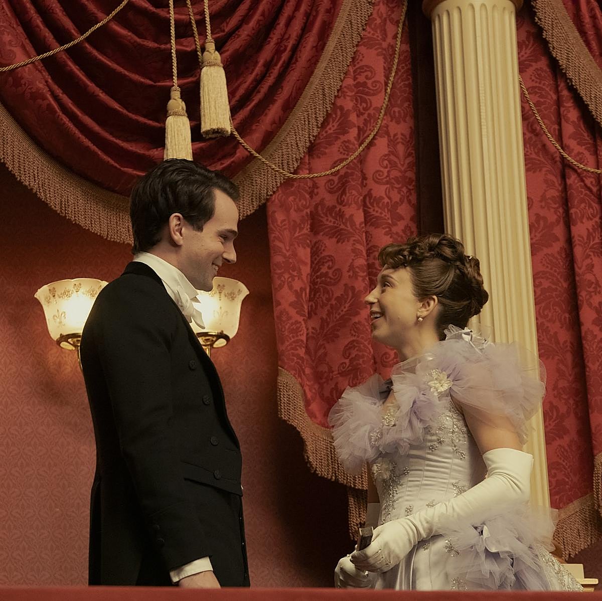 A la derecha Taissa Farmiga en el papel de Gladys Russell en una imagen de la tercera temporada de La edad dorada.