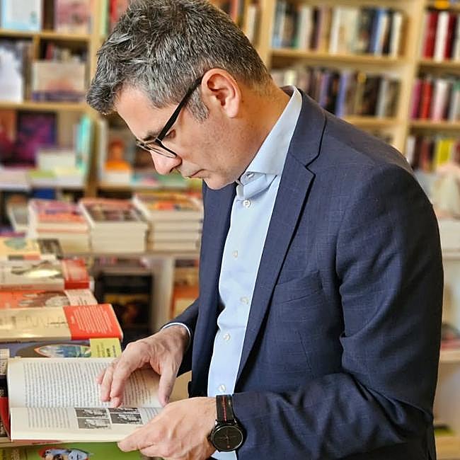 Félix Bolaños, en una de sus librerías de confianza.