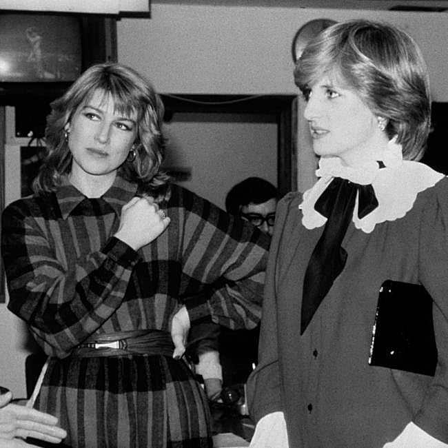 Selina Scott, en su juventud, con Diana de Gales.