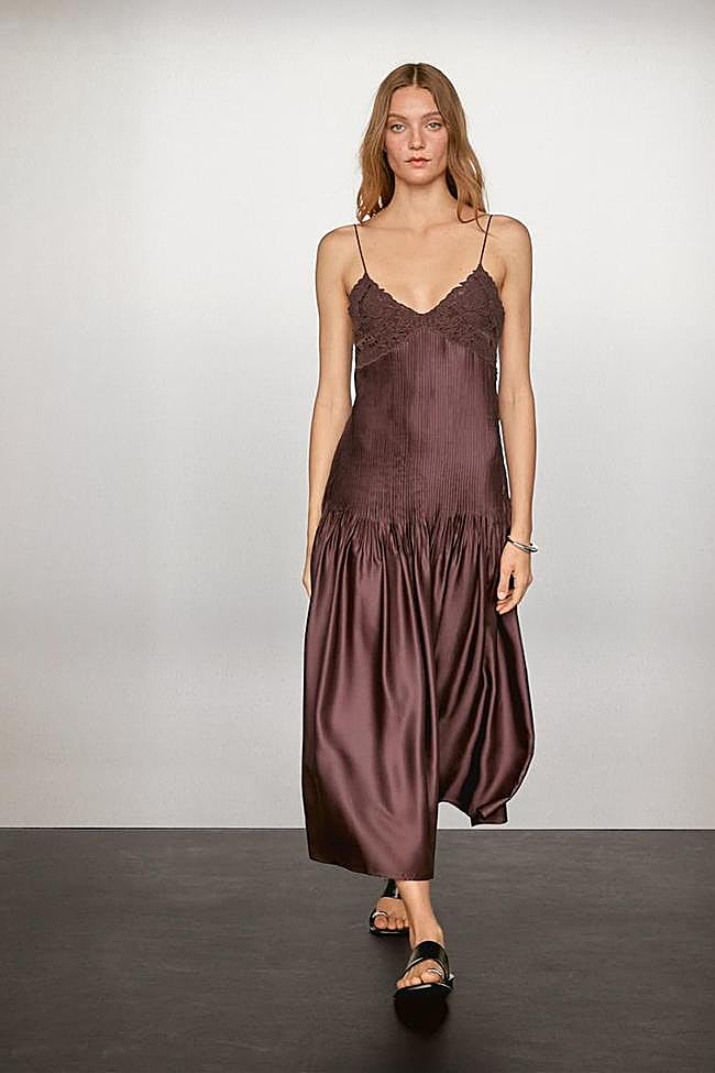 Vestido satinado con fruncido de Massimo Dutti.