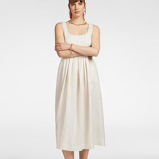 Vestido de lino con pliegues de Elena Miró, 216 euros.