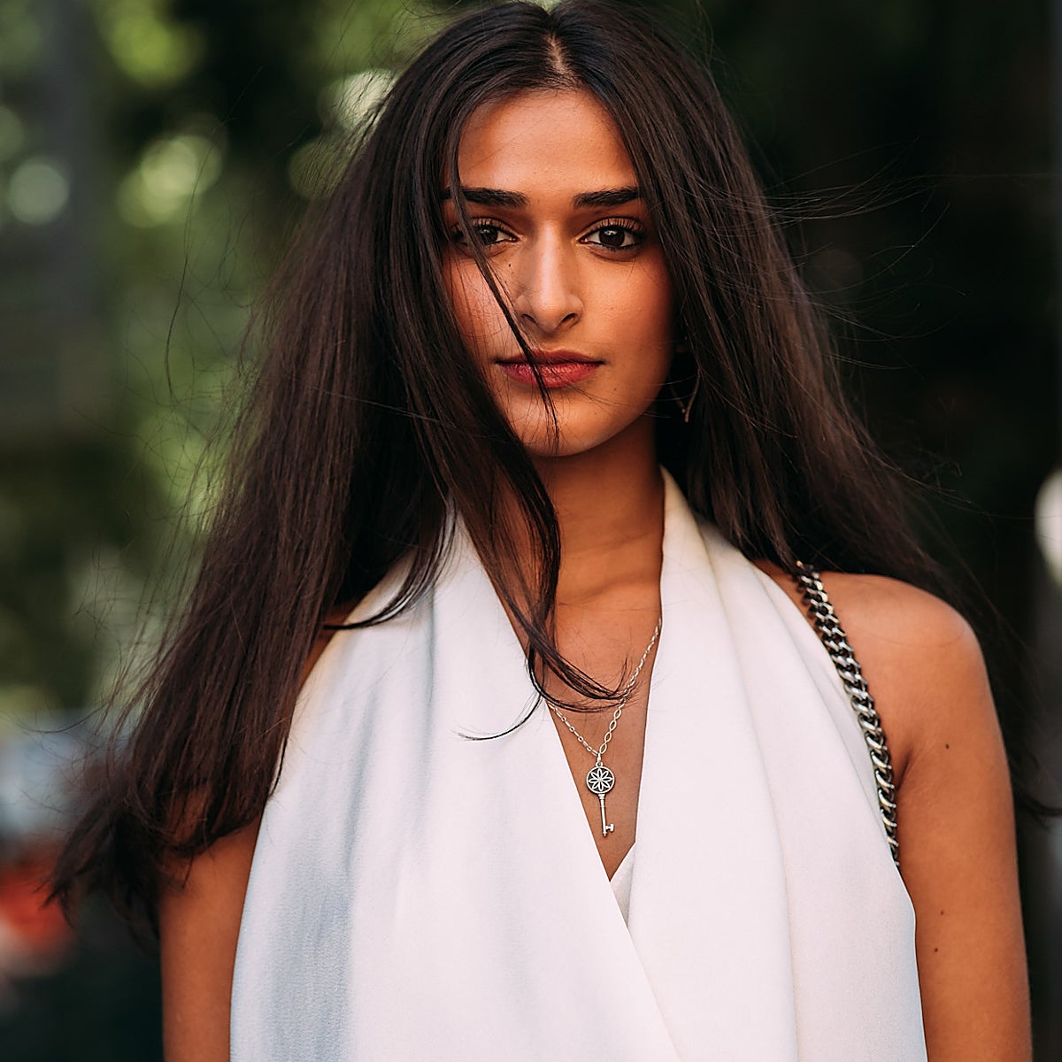 Mujer con la piel luminosa.
