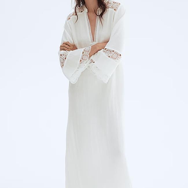Vestido con bordados blancos de H&M, 44,99.