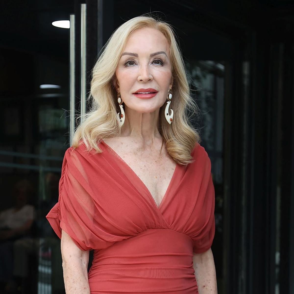 Carmen Lomana con un vestido rojo de invitada.