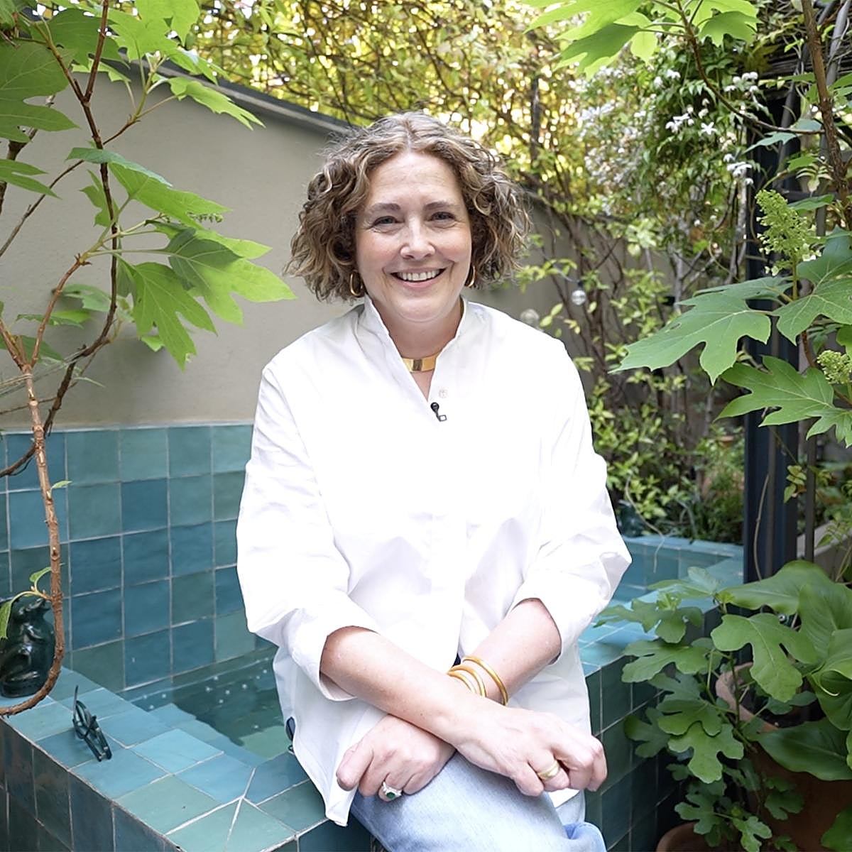 La florista y experta en plantas Sally Hambleton en su casa de Madrid.