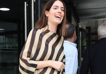 Sofía Palazuelo se convierte en la invitada perfecta en la ópera con un vestido túnica de rayas y sandalias planas