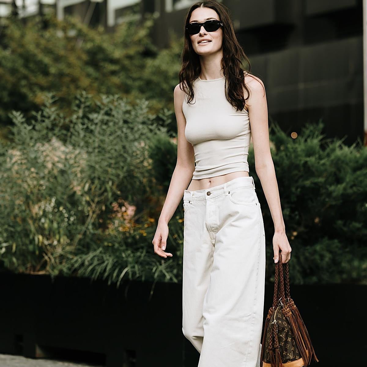 Los vaqueros blancos son el must del verano: favorecen la figura, combinan con todo y nunca fallan.