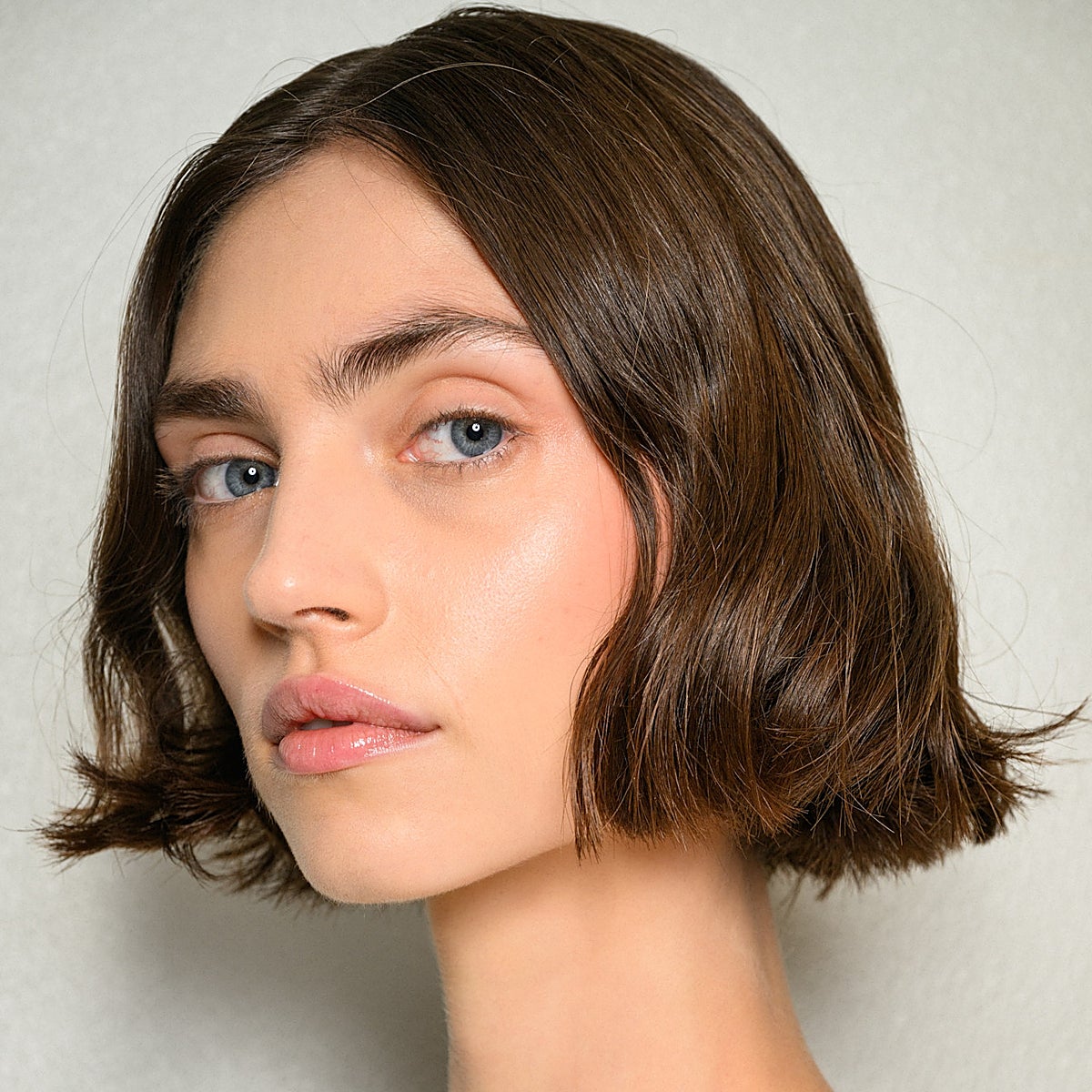 Mujer con corte de pelo bob.