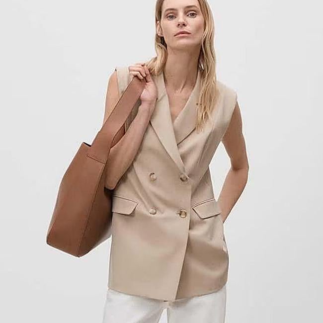 Chaleco cruzado color beige