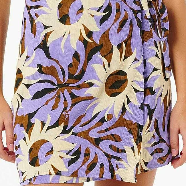 Falda pareo corta lila con soles de Rip Curl, en Zalando, 49,99 euros.