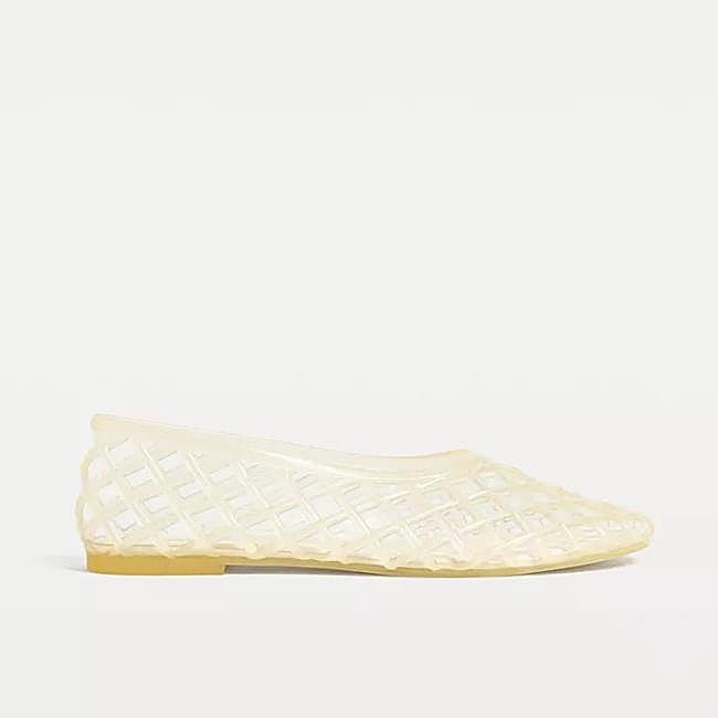 Bailarinas de goma de Stradivarius, 22,99 euros.