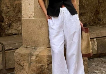 Influencer con pantalones anchos de verano