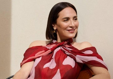 Tamara Falcó copia a la reina Letizia: se pone uno de sus looks de invitada más bonitos, pero en color favorecedor