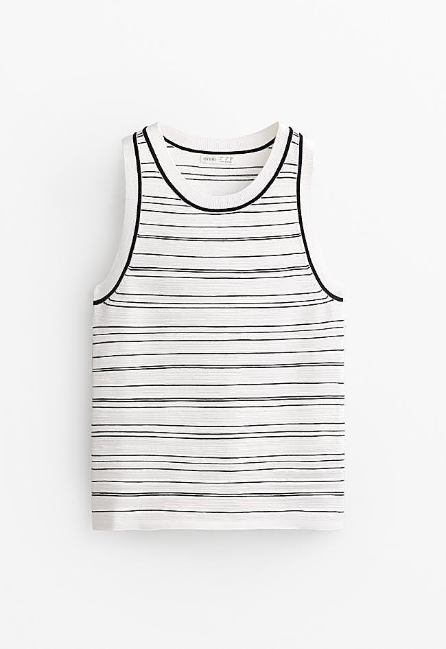 Top con estampado de rayas finas de Oysho.
