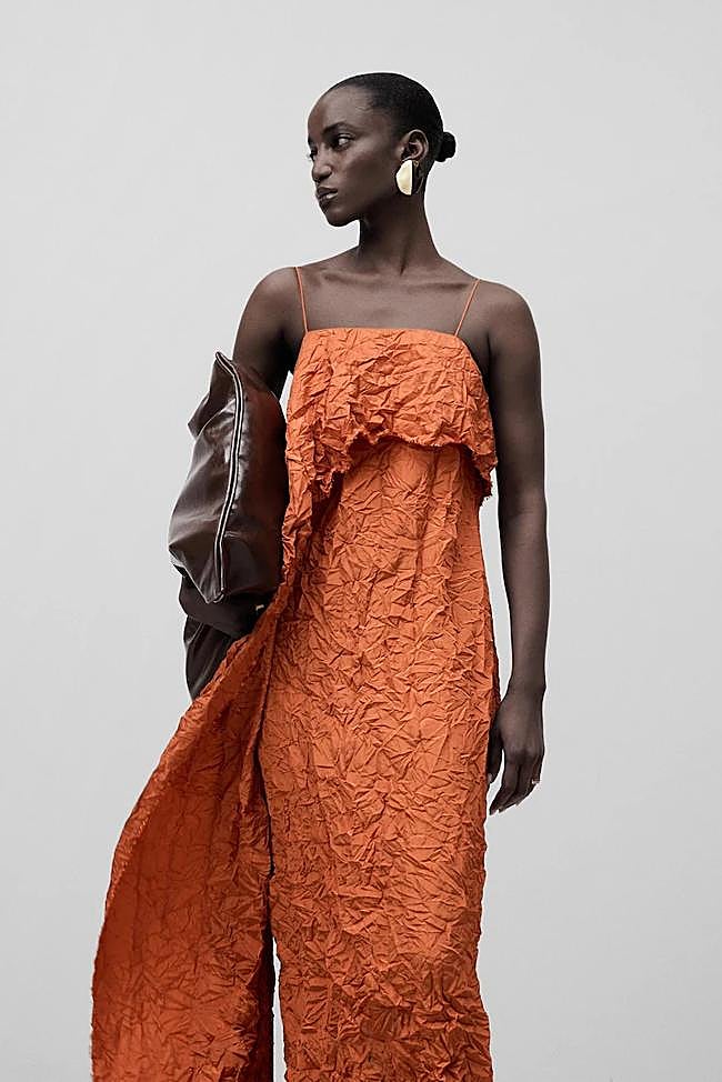 Vestido asimétrico de tirantes (114€ en El Corte Inglés)