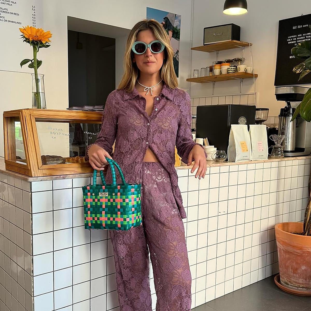 Una influencer con un bolso de Muntané.